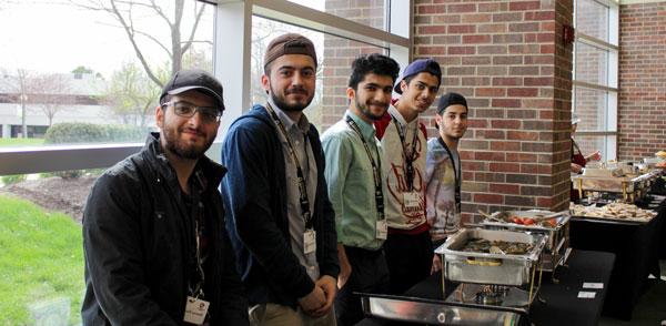 库尔德学生代表他们的食物和文化